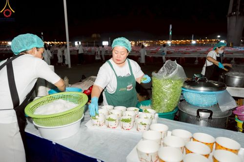 ภาพ No.219844:บรรยากาศการเดินทางเข้าวัดพระธรรมกาย , การต้อนรับปฏิสันถาร , การฉันภัตตาหารเช้า , การลงทะเบียนพระสังฆาธิการ  เนื่องในวันคุ้มครองโลก พิธีถวายมหาสังฆทานคณะสงฆ์ 40,000 กว่าวัดทั่วประเทศ ณ วัดพระธรรมกาย