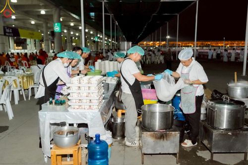 ภาพ No.219845:บรรยากาศการเดินทางเข้าวัดพระธรรมกาย , การต้อนรับปฏิสันถาร , การฉันภัตตาหารเช้า , การลงทะเบียนพระสังฆาธิการ  เนื่องในวันคุ้มครองโลก พิธีถวายมหาสังฆทานคณะสงฆ์ 40,000 กว่าวัดทั่วประเทศ ณ วัดพระธรรมกาย