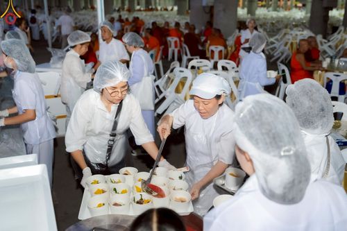 ภาพ No.219847:บรรยากาศการเดินทางเข้าวัดพระธรรมกาย , การต้อนรับปฏิสันถาร , การฉันภัตตาหารเช้า , การลงทะเบียนพระสังฆาธิการ  เนื่องในวันคุ้มครองโลก พิธีถวายมหาสังฆทานคณะสงฆ์ 40,000 กว่าวัดทั่วประเทศ ณ วัดพระธรรมกาย