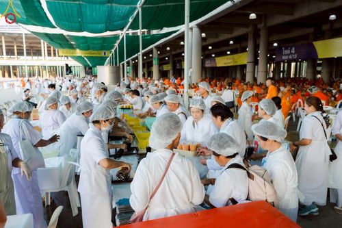 ภาพ No.219848:บรรยากาศการเดินทางเข้าวัดพระธรรมกาย , การต้อนรับปฏิสันถาร , การฉันภัตตาหารเช้า , การลงทะเบียนพระสังฆาธิการ  เนื่องในวันคุ้มครองโลก พิธีถวายมหาสังฆทานคณะสงฆ์ 40,000 กว่าวัดทั่วประเทศ ณ วัดพระธรรมกาย