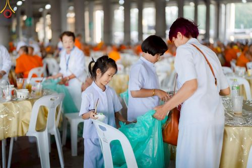 ภาพ No.219851:บรรยากาศการเดินทางเข้าวัดพระธรรมกาย , การต้อนรับปฏิสันถาร , การฉันภัตตาหารเช้า , การลงทะเบียนพระสังฆาธิการ  เนื่องในวันคุ้มครองโลก พิธีถวายมหาสังฆทานคณะสงฆ์ 40,000 กว่าวัดทั่วประเทศ ณ วัดพระธรรมกาย