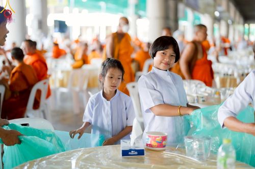 ภาพ No.219852:บรรยากาศการเดินทางเข้าวัดพระธรรมกาย , การต้อนรับปฏิสันถาร , การฉันภัตตาหารเช้า , การลงทะเบียนพระสังฆาธิการ  เนื่องในวันคุ้มครองโลก พิธีถวายมหาสังฆทานคณะสงฆ์ 40,000 กว่าวัดทั่วประเทศ ณ วัดพระธรรมกาย