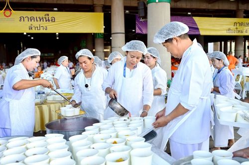 ภาพ No.219853:บรรยากาศการเดินทางเข้าวัดพระธรรมกาย , การต้อนรับปฏิสันถาร , การฉันภัตตาหารเช้า , การลงทะเบียนพระสังฆาธิการ  เนื่องในวันคุ้มครองโลก พิธีถวายมหาสังฆทานคณะสงฆ์ 40,000 กว่าวัดทั่วประเทศ ณ วัดพระธรรมกาย