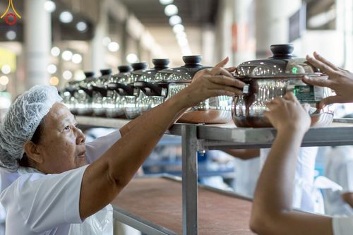 ภาพ No.219859:บรรยากาศการเดินทางเข้าวัดพระธรรมกาย , การต้อนรับปฏิสันถาร , การฉันภัตตาหารเช้า , การลงทะเบียนพระสังฆาธิการ  เนื่องในวันคุ้มครองโลก พิธีถวายมหาสังฆทานคณะสงฆ์ 40,000 กว่าวัดทั่วประเทศ ณ วัดพระธรรมกาย