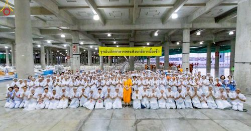 ภาพ No.219865:บรรยากาศการเดินทางเข้าวัดพระธรรมกาย , การต้อนรับปฏิสันถาร , การฉันภัตตาหารเช้า , การลงทะเบียนพระสังฆาธิการ  เนื่องในวันคุ้มครองโลก พิธีถวายมหาสังฆทานคณะสงฆ์ 40,000 กว่าวัดทั่วประเทศ ณ วัดพระธรรมกาย