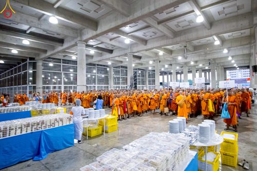 ภาพ No.219866:บรรยากาศการเดินทางเข้าวัดพระธรรมกาย , การต้อนรับปฏิสันถาร , การฉันภัตตาหารเช้า , การลงทะเบียนพระสังฆาธิการ  เนื่องในวันคุ้มครองโลก พิธีถวายมหาสังฆทานคณะสงฆ์ 40,000 กว่าวัดทั่วประเทศ ณ วัดพระธรรมกาย