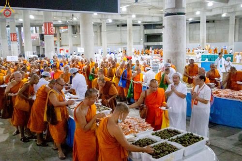 ภาพ No.219867:บรรยากาศการเดินทางเข้าวัดพระธรรมกาย , การต้อนรับปฏิสันถาร , การฉันภัตตาหารเช้า , การลงทะเบียนพระสังฆาธิการ  เนื่องในวันคุ้มครองโลก พิธีถวายมหาสังฆทานคณะสงฆ์ 40,000 กว่าวัดทั่วประเทศ ณ วัดพระธรรมกาย