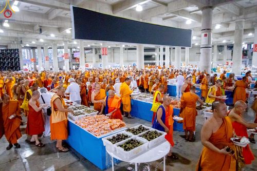 ภาพ No.219868:บรรยากาศการเดินทางเข้าวัดพระธรรมกาย , การต้อนรับปฏิสันถาร , การฉันภัตตาหารเช้า , การลงทะเบียนพระสังฆาธิการ  เนื่องในวันคุ้มครองโลก พิธีถวายมหาสังฆทานคณะสงฆ์ 40,000 กว่าวัดทั่วประเทศ ณ วัดพระธรรมกาย