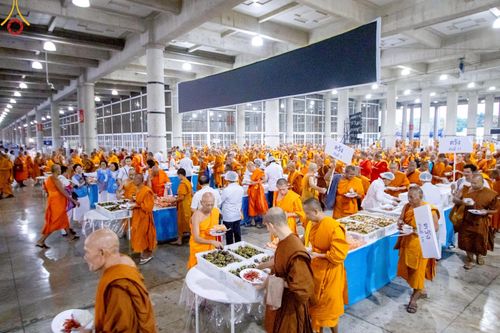 ภาพ No.219869:บรรยากาศการเดินทางเข้าวัดพระธรรมกาย , การต้อนรับปฏิสันถาร , การฉันภัตตาหารเช้า , การลงทะเบียนพระสังฆาธิการ  เนื่องในวันคุ้มครองโลก พิธีถวายมหาสังฆทานคณะสงฆ์ 40,000 กว่าวัดทั่วประเทศ ณ วัดพระธรรมกาย