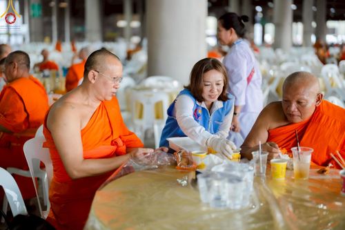 ภาพ No.219872:บรรยากาศการเดินทางเข้าวัดพระธรรมกาย , การต้อนรับปฏิสันถาร , การฉันภัตตาหารเช้า , การลงทะเบียนพระสังฆาธิการ  เนื่องในวันคุ้มครองโลก พิธีถวายมหาสังฆทานคณะสงฆ์ 40,000 กว่าวัดทั่วประเทศ ณ วัดพระธรรมกาย