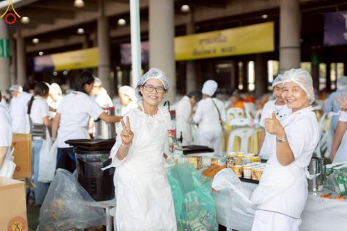 ภาพ No.219873:บรรยากาศการเดินทางเข้าวัดพระธรรมกาย , การต้อนรับปฏิสันถาร , การฉันภัตตาหารเช้า , การลงทะเบียนพระสังฆาธิการ  เนื่องในวันคุ้มครองโลก พิธีถวายมหาสังฆทานคณะสงฆ์ 40,000 กว่าวัดทั่วประเทศ ณ วัดพระธรรมกาย