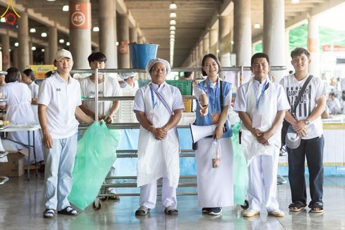 ภาพ No.219875:บรรยากาศการเดินทางเข้าวัดพระธรรมกาย , การต้อนรับปฏิสันถาร , การฉันภัตตาหารเช้า , การลงทะเบียนพระสังฆาธิการ  เนื่องในวันคุ้มครองโลก พิธีถวายมหาสังฆทานคณะสงฆ์ 40,000 กว่าวัดทั่วประเทศ ณ วัดพระธรรมกาย