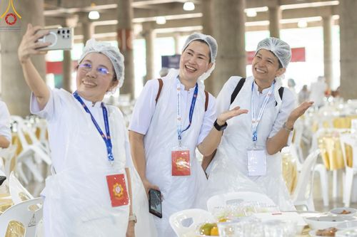 ภาพ No.219877:บรรยากาศการเดินทางเข้าวัดพระธรรมกาย , การต้อนรับปฏิสันถาร , การฉันภัตตาหารเช้า , การลงทะเบียนพระสังฆาธิการ  เนื่องในวันคุ้มครองโลก พิธีถวายมหาสังฆทานคณะสงฆ์ 40,000 กว่าวัดทั่วประเทศ ณ วัดพระธรรมกาย
