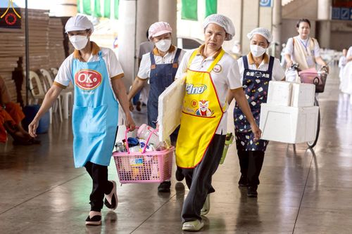 ภาพ No.219878:บรรยากาศการเดินทางเข้าวัดพระธรรมกาย , การต้อนรับปฏิสันถาร , การฉันภัตตาหารเช้า , การลงทะเบียนพระสังฆาธิการ  เนื่องในวันคุ้มครองโลก พิธีถวายมหาสังฆทานคณะสงฆ์ 40,000 กว่าวัดทั่วประเทศ ณ วัดพระธรรมกาย