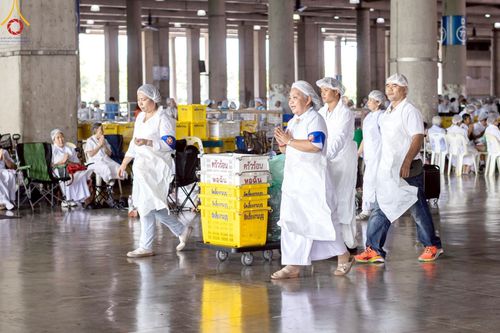 ภาพ No.219879:บรรยากาศการเดินทางเข้าวัดพระธรรมกาย , การต้อนรับปฏิสันถาร , การฉันภัตตาหารเช้า , การลงทะเบียนพระสังฆาธิการ  เนื่องในวันคุ้มครองโลก พิธีถวายมหาสังฆทานคณะสงฆ์ 40,000 กว่าวัดทั่วประเทศ ณ วัดพระธรรมกาย