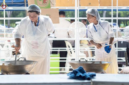 ภาพ No.219880:บรรยากาศการเดินทางเข้าวัดพระธรรมกาย , การต้อนรับปฏิสันถาร , การฉันภัตตาหารเช้า , การลงทะเบียนพระสังฆาธิการ  เนื่องในวันคุ้มครองโลก พิธีถวายมหาสังฆทานคณะสงฆ์ 40,000 กว่าวัดทั่วประเทศ ณ วัดพระธรรมกาย