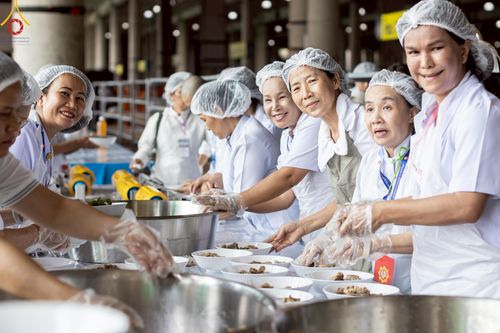 ภาพ No.219881:บรรยากาศการเดินทางเข้าวัดพระธรรมกาย , การต้อนรับปฏิสันถาร , การฉันภัตตาหารเช้า , การลงทะเบียนพระสังฆาธิการ  เนื่องในวันคุ้มครองโลก พิธีถวายมหาสังฆทานคณะสงฆ์ 40,000 กว่าวัดทั่วประเทศ ณ วัดพระธรรมกาย