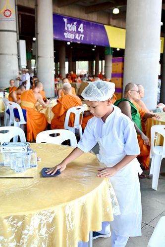 ภาพ No.219886:บรรยากาศการเดินทางเข้าวัดพระธรรมกาย , การต้อนรับปฏิสันถาร , การฉันภัตตาหารเช้า , การลงทะเบียนพระสังฆาธิการ  เนื่องในวันคุ้มครองโลก พิธีถวายมหาสังฆทานคณะสงฆ์ 40,000 กว่าวัดทั่วประเทศ ณ วัดพระธรรมกาย