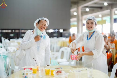 ภาพ No.219889:บรรยากาศการเดินทางเข้าวัดพระธรรมกาย , การต้อนรับปฏิสันถาร , การฉันภัตตาหารเช้า , การลงทะเบียนพระสังฆาธิการ  เนื่องในวันคุ้มครองโลก พิธีถวายมหาสังฆทานคณะสงฆ์ 40,000 กว่าวัดทั่วประเทศ ณ วัดพระธรรมกาย