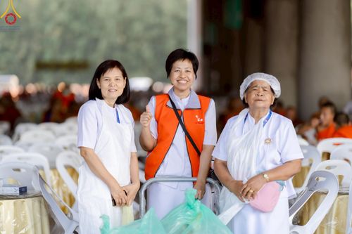ภาพ No.219890:บรรยากาศการเดินทางเข้าวัดพระธรรมกาย , การต้อนรับปฏิสันถาร , การฉันภัตตาหารเช้า , การลงทะเบียนพระสังฆาธิการ  เนื่องในวันคุ้มครองโลก พิธีถวายมหาสังฆทานคณะสงฆ์ 40,000 กว่าวัดทั่วประเทศ ณ วัดพระธรรมกาย