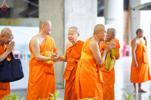 ภาพ No.219892:บรรยากาศการเดินทางเข้าวัดพระธรรมกาย , การต้อนรับปฏิสันถาร , การฉันภัตตาหารเช้า , การลงทะเบียนพระสังฆาธิการ  เนื่องในวันคุ้มครองโลก พิธีถวายมหาสังฆทานคณะสงฆ์ 40,000 กว่าวัดทั่วประเทศ ณ วัดพระธรรมกาย