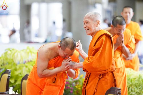 ภาพ No.219893:บรรยากาศการเดินทางเข้าวัดพระธรรมกาย , การต้อนรับปฏิสันถาร , การฉันภัตตาหารเช้า , การลงทะเบียนพระสังฆาธิการ  เนื่องในวันคุ้มครองโลก พิธีถวายมหาสังฆทานคณะสงฆ์ 40,000 กว่าวัดทั่วประเทศ ณ วัดพระธรรมกาย