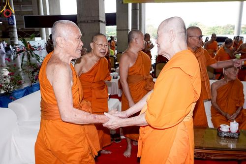 ภาพ No.219897:บรรยากาศการเดินทางเข้าวัดพระธรรมกาย , การต้อนรับปฏิสันถาร , การฉันภัตตาหารเช้า , การลงทะเบียนพระสังฆาธิการ  เนื่องในวันคุ้มครองโลก พิธีถวายมหาสังฆทานคณะสงฆ์ 40,000 กว่าวัดทั่วประเทศ ณ วัดพระธรรมกาย