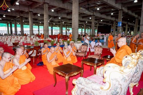 ภาพ No.219898:บรรยากาศการเดินทางเข้าวัดพระธรรมกาย , การต้อนรับปฏิสันถาร , การฉันภัตตาหารเช้า , การลงทะเบียนพระสังฆาธิการ  เนื่องในวันคุ้มครองโลก พิธีถวายมหาสังฆทานคณะสงฆ์ 40,000 กว่าวัดทั่วประเทศ ณ วัดพระธรรมกาย