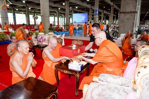 ภาพ No.219900:บรรยากาศการเดินทางเข้าวัดพระธรรมกาย , การต้อนรับปฏิสันถาร , การฉันภัตตาหารเช้า , การลงทะเบียนพระสังฆาธิการ  เนื่องในวันคุ้มครองโลก พิธีถวายมหาสังฆทานคณะสงฆ์ 40,000 กว่าวัดทั่วประเทศ ณ วัดพระธรรมกาย