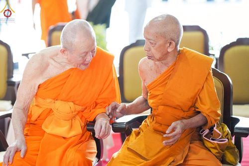 ภาพ No.219901:บรรยากาศการเดินทางเข้าวัดพระธรรมกาย , การต้อนรับปฏิสันถาร , การฉันภัตตาหารเช้า , การลงทะเบียนพระสังฆาธิการ  เนื่องในวันคุ้มครองโลก พิธีถวายมหาสังฆทานคณะสงฆ์ 40,000 กว่าวัดทั่วประเทศ ณ วัดพระธรรมกาย