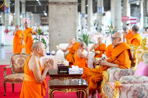 ภาพ No.219902:บรรยากาศการเดินทางเข้าวัดพระธรรมกาย , การต้อนรับปฏิสันถาร , การฉันภัตตาหารเช้า , การลงทะเบียนพระสังฆาธิการ  เนื่องในวันคุ้มครองโลก พิธีถวายมหาสังฆทานคณะสงฆ์ 40,000 กว่าวัดทั่วประเทศ ณ วัดพระธรรมกาย