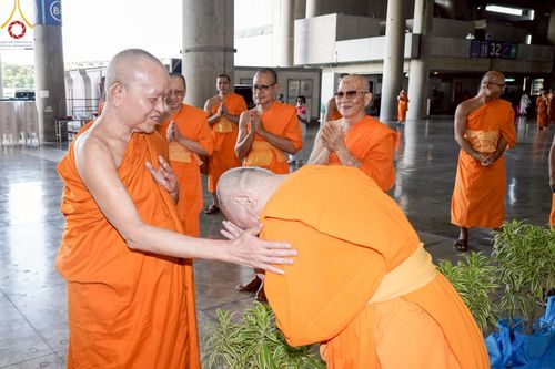 ภาพ No.219903:บรรยากาศการเดินทางเข้าวัดพระธรรมกาย , การต้อนรับปฏิสันถาร , การฉันภัตตาหารเช้า , การลงทะเบียนพระสังฆาธิการ  เนื่องในวันคุ้มครองโลก พิธีถวายมหาสังฆทานคณะสงฆ์ 40,000 กว่าวัดทั่วประเทศ ณ วัดพระธรรมกาย