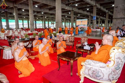 ภาพ No.219904:บรรยากาศการเดินทางเข้าวัดพระธรรมกาย , การต้อนรับปฏิสันถาร , การฉันภัตตาหารเช้า , การลงทะเบียนพระสังฆาธิการ  เนื่องในวันคุ้มครองโลก พิธีถวายมหาสังฆทานคณะสงฆ์ 40,000 กว่าวัดทั่วประเทศ ณ วัดพระธรรมกาย