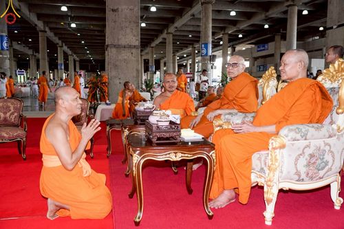 ภาพ No.219905:บรรยากาศการเดินทางเข้าวัดพระธรรมกาย , การต้อนรับปฏิสันถาร , การฉันภัตตาหารเช้า , การลงทะเบียนพระสังฆาธิการ  เนื่องในวันคุ้มครองโลก พิธีถวายมหาสังฆทานคณะสงฆ์ 40,000 กว่าวัดทั่วประเทศ ณ วัดพระธรรมกาย