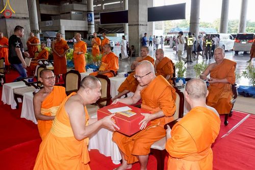 ภาพ No.219907:บรรยากาศการเดินทางเข้าวัดพระธรรมกาย , การต้อนรับปฏิสันถาร , การฉันภัตตาหารเช้า , การลงทะเบียนพระสังฆาธิการ  เนื่องในวันคุ้มครองโลก พิธีถวายมหาสังฆทานคณะสงฆ์ 40,000 กว่าวัดทั่วประเทศ ณ วัดพระธรรมกาย