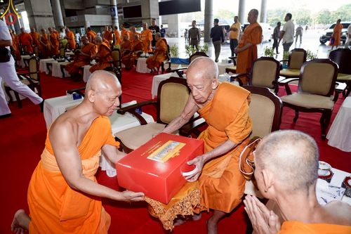 ภาพ No.219906:บรรยากาศการเดินทางเข้าวัดพระธรรมกาย , การต้อนรับปฏิสันถาร , การฉันภัตตาหารเช้า , การลงทะเบียนพระสังฆาธิการ  เนื่องในวันคุ้มครองโลก พิธีถวายมหาสังฆทานคณะสงฆ์ 40,000 กว่าวัดทั่วประเทศ ณ วัดพระธรรมกาย