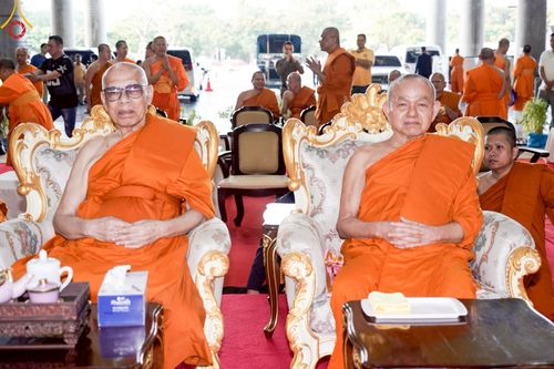 ภาพ No.219908:บรรยากาศการเดินทางเข้าวัดพระธรรมกาย , การต้อนรับปฏิสันถาร , การฉันภัตตาหารเช้า , การลงทะเบียนพระสังฆาธิการ  เนื่องในวันคุ้มครองโลก พิธีถวายมหาสังฆทานคณะสงฆ์ 40,000 กว่าวัดทั่วประเทศ ณ วัดพระธรรมกาย