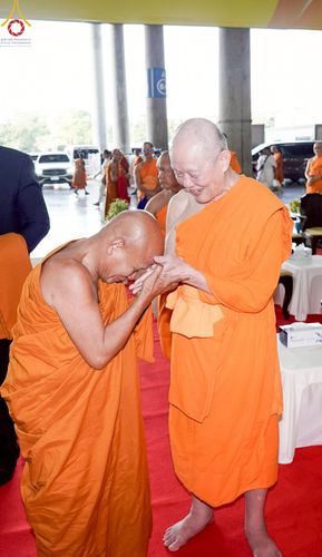 ภาพ No.219909:บรรยากาศการเดินทางเข้าวัดพระธรรมกาย , การต้อนรับปฏิสันถาร , การฉันภัตตาหารเช้า , การลงทะเบียนพระสังฆาธิการ  เนื่องในวันคุ้มครองโลก พิธีถวายมหาสังฆทานคณะสงฆ์ 40,000 กว่าวัดทั่วประเทศ ณ วัดพระธรรมกาย
