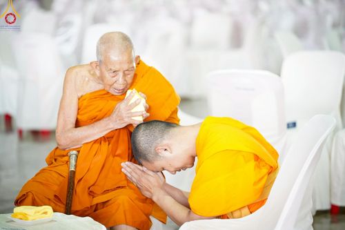 ภาพ No.219911:บรรยากาศการเดินทางเข้าวัดพระธรรมกาย , การต้อนรับปฏิสันถาร , การฉันภัตตาหารเช้า , การลงทะเบียนพระสังฆาธิการ  เนื่องในวันคุ้มครองโลก พิธีถวายมหาสังฆทานคณะสงฆ์ 40,000 กว่าวัดทั่วประเทศ ณ วัดพระธรรมกาย