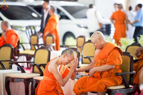 ภาพ No.219912:บรรยากาศการเดินทางเข้าวัดพระธรรมกาย , การต้อนรับปฏิสันถาร , การฉันภัตตาหารเช้า , การลงทะเบียนพระสังฆาธิการ  เนื่องในวันคุ้มครองโลก พิธีถวายมหาสังฆทานคณะสงฆ์ 40,000 กว่าวัดทั่วประเทศ ณ วัดพระธรรมกาย