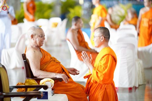 ภาพ No.219914:บรรยากาศการเดินทางเข้าวัดพระธรรมกาย , การต้อนรับปฏิสันถาร , การฉันภัตตาหารเช้า , การลงทะเบียนพระสังฆาธิการ  เนื่องในวันคุ้มครองโลก พิธีถวายมหาสังฆทานคณะสงฆ์ 40,000 กว่าวัดทั่วประเทศ ณ วัดพระธรรมกาย