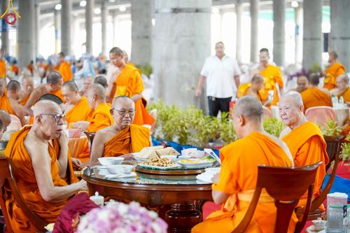 ภาพ No.219915:บรรยากาศการเดินทางเข้าวัดพระธรรมกาย , การต้อนรับปฏิสันถาร , การฉันภัตตาหารเช้า , การลงทะเบียนพระสังฆาธิการ  เนื่องในวันคุ้มครองโลก พิธีถวายมหาสังฆทานคณะสงฆ์ 40,000 กว่าวัดทั่วประเทศ ณ วัดพระธรรมกาย