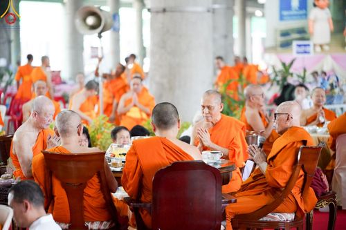 ภาพ No.219916:บรรยากาศการเดินทางเข้าวัดพระธรรมกาย , การต้อนรับปฏิสันถาร , การฉันภัตตาหารเช้า , การลงทะเบียนพระสังฆาธิการ  เนื่องในวันคุ้มครองโลก พิธีถวายมหาสังฆทานคณะสงฆ์ 40,000 กว่าวัดทั่วประเทศ ณ วัดพระธรรมกาย