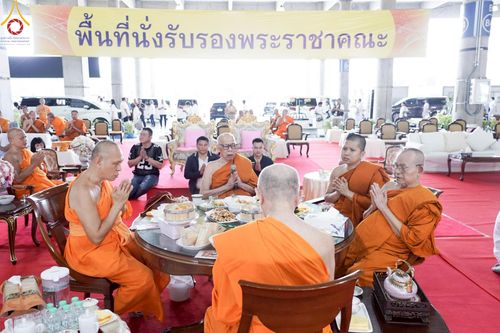 ภาพ No.219917:บรรยากาศการเดินทางเข้าวัดพระธรรมกาย , การต้อนรับปฏิสันถาร , การฉันภัตตาหารเช้า , การลงทะเบียนพระสังฆาธิการ  เนื่องในวันคุ้มครองโลก พิธีถวายมหาสังฆทานคณะสงฆ์ 40,000 กว่าวัดทั่วประเทศ ณ วัดพระธรรมกาย