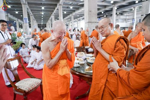 ภาพ No.219919:บรรยากาศการเดินทางเข้าวัดพระธรรมกาย , การต้อนรับปฏิสันถาร , การฉันภัตตาหารเช้า , การลงทะเบียนพระสังฆาธิการ  เนื่องในวันคุ้มครองโลก พิธีถวายมหาสังฆทานคณะสงฆ์ 40,000 กว่าวัดทั่วประเทศ ณ วัดพระธรรมกาย