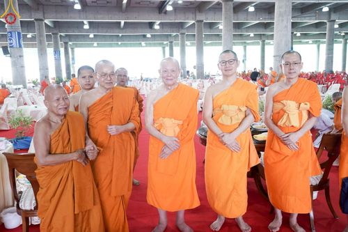 ภาพ No.219920:บรรยากาศการเดินทางเข้าวัดพระธรรมกาย , การต้อนรับปฏิสันถาร , การฉันภัตตาหารเช้า , การลงทะเบียนพระสังฆาธิการ  เนื่องในวันคุ้มครองโลก พิธีถวายมหาสังฆทานคณะสงฆ์ 40,000 กว่าวัดทั่วประเทศ ณ วัดพระธรรมกาย