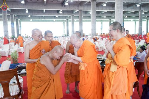 ภาพ No.219921:บรรยากาศการเดินทางเข้าวัดพระธรรมกาย , การต้อนรับปฏิสันถาร , การฉันภัตตาหารเช้า , การลงทะเบียนพระสังฆาธิการ  เนื่องในวันคุ้มครองโลก พิธีถวายมหาสังฆทานคณะสงฆ์ 40,000 กว่าวัดทั่วประเทศ ณ วัดพระธรรมกาย