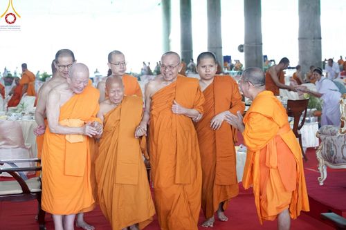 ภาพ No.219923:บรรยากาศการเดินทางเข้าวัดพระธรรมกาย , การต้อนรับปฏิสันถาร , การฉันภัตตาหารเช้า , การลงทะเบียนพระสังฆาธิการ  เนื่องในวันคุ้มครองโลก พิธีถวายมหาสังฆทานคณะสงฆ์ 40,000 กว่าวัดทั่วประเทศ ณ วัดพระธรรมกาย