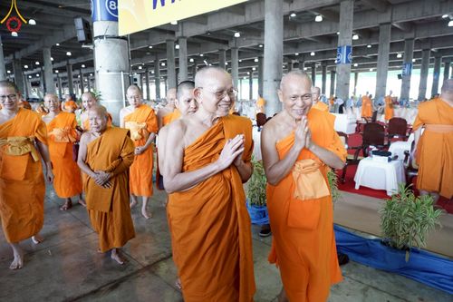 ภาพ No.219926:บรรยากาศการเดินทางเข้าวัดพระธรรมกาย , การต้อนรับปฏิสันถาร , การฉันภัตตาหารเช้า , การลงทะเบียนพระสังฆาธิการ  เนื่องในวันคุ้มครองโลก พิธีถวายมหาสังฆทานคณะสงฆ์ 40,000 กว่าวัดทั่วประเทศ ณ วัดพระธรรมกาย