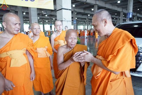 ภาพ No.219925:บรรยากาศการเดินทางเข้าวัดพระธรรมกาย , การต้อนรับปฏิสันถาร , การฉันภัตตาหารเช้า , การลงทะเบียนพระสังฆาธิการ  เนื่องในวันคุ้มครองโลก พิธีถวายมหาสังฆทานคณะสงฆ์ 40,000 กว่าวัดทั่วประเทศ ณ วัดพระธรรมกาย
